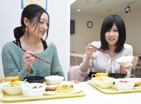 栄養満点の学生寮の食事