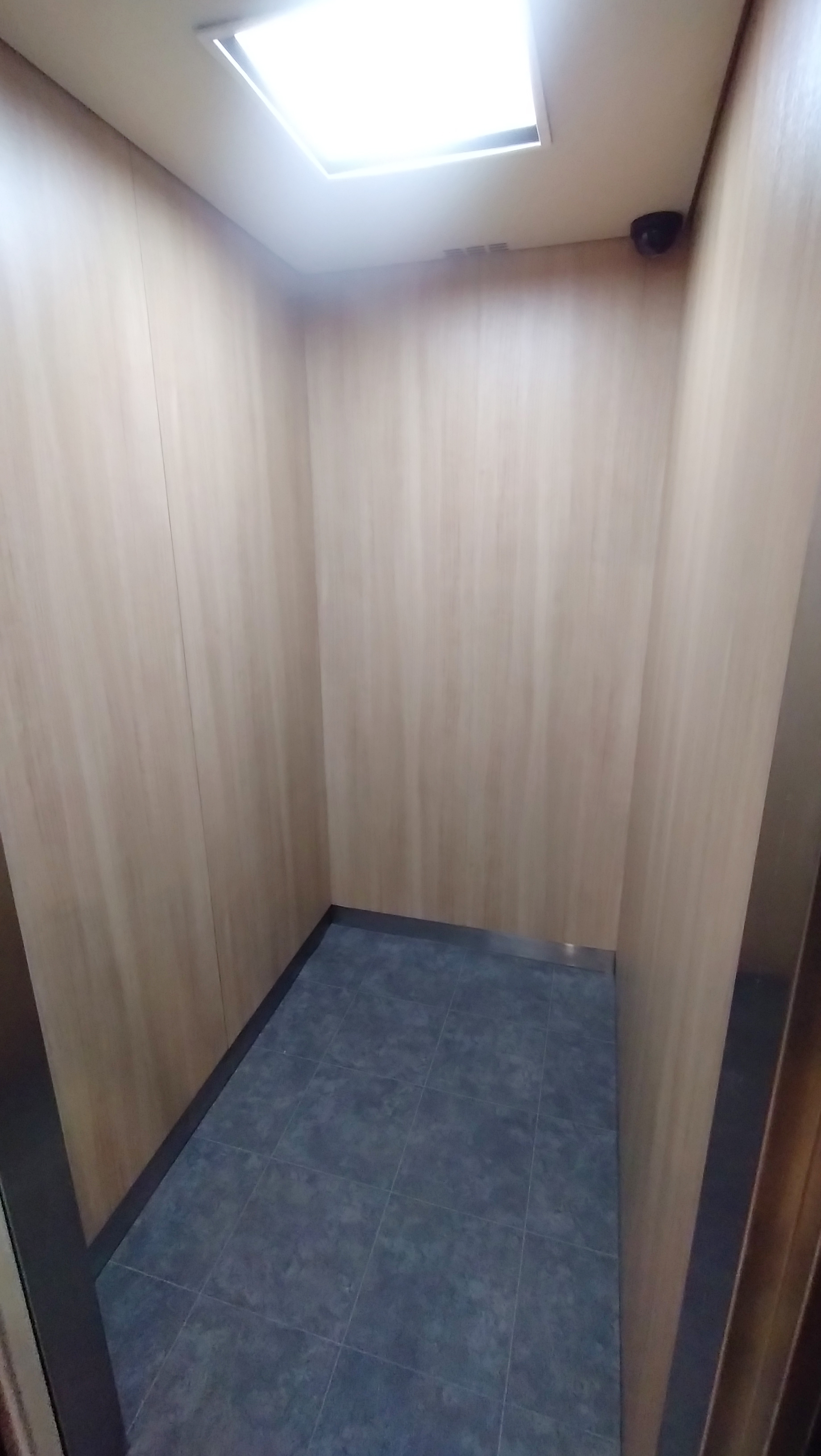 エレベーター内